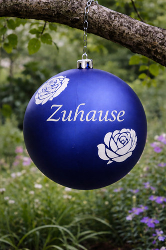 Blaue gartenkugel mit - 20,