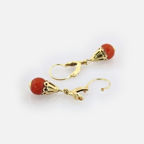 Goldene ohrringe mit - goldene,