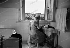 Negativ-Köln-Frau-Woman-Kleid-Wohnung-Badezimmer-2.WK-1