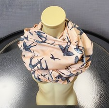 Schöner Schal Loop Schlauch 100% Viskose Lachsfarben mit Schwalben 108 x 90 cm