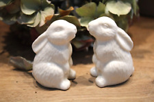 2 niedliche Osterhäschen aus