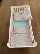 Baby Annabel Bett mit Original Bettwäsche und Kuschelschaf