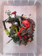 Bionicle Kiste mit verschiedenen bionicles (weiß nicht ob die vollständig sind!)