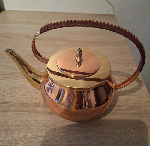 Teekanne aus metall - aus,