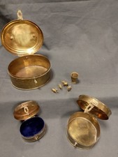 Messing Konvolut 3 Schatullen/ Deckeldosen, Tiere, 1 Tischkartenhalter, Mörser