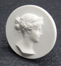 weiße Bisquitporzellanbrosche Porzellanbrosche Porträt Halbprofil Dame Luise