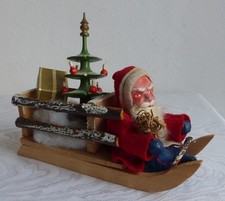 alter Nikolaus auf Schlitten Pappmaschee und Filz Weihnachtsbaum u. Glaskugeln