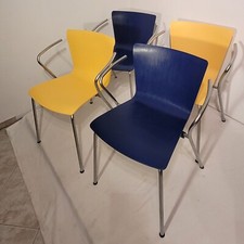 4 Stapelstühle Duo Vico Magistretti mit Armlehnen Fritz Hansen gelb blau