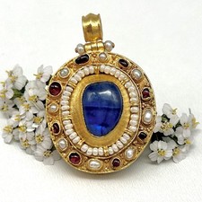 Mittelalterlicher Anhänger, Silber vergoldet, Almandine, Perlen, großer Saphir