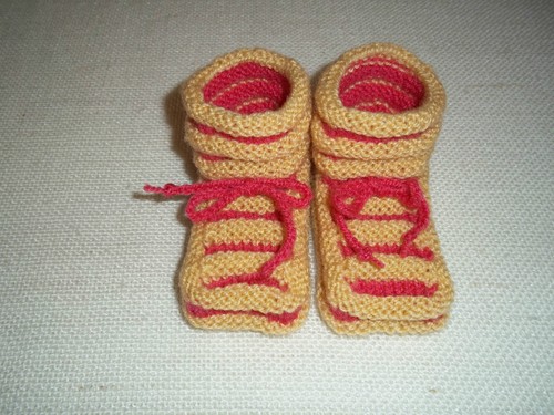 Handgestrickte babyschuhe - handgestrickte,