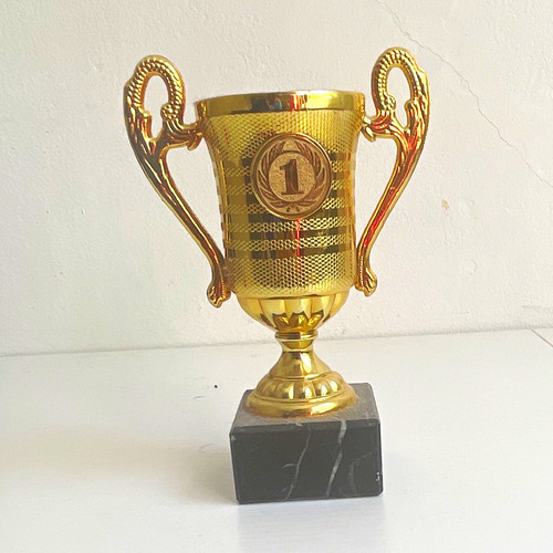 Goldfarbene pokal trophäe aus - goldfarbene,