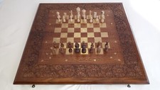 Klappbares Vintage-Holzschachspiel  mit Messingeinlagen und Figuren  60 x 60 cm 