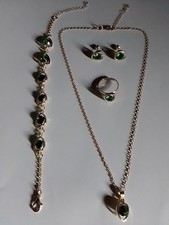 Schmuck.Set. Grünes Herz. Strasssteine. Kette. Armband. Ohrstecker. Ring. 