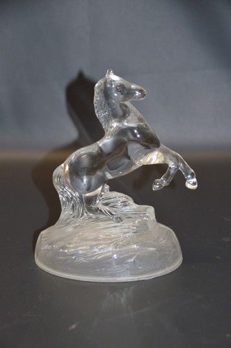 Glasfigur aufbäumendes - -,