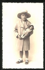 Foto-AK Mädchen mit Strohhut und Puppe 