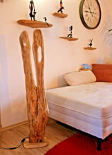 Stehlampe-mit-LED-aus Holz