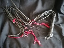 Lederpeitsche, 6 zügig, 1,20m lang, geflochten schwarz mit Spitzen in rot,