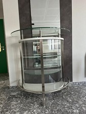 Elegante Hausbar in Holz-Glas-Konstruktion