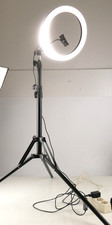LED Ringleuchte mit Stativ und