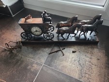 Vintage Postkutsche mit Uhr und Lampe