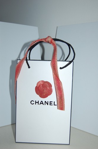 Chanel papiertragetasche mit - chanel,