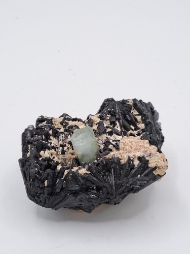 Aquamarin auf schörl - aquamarin, erongo