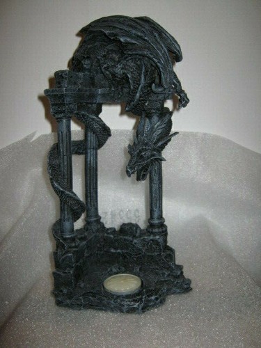 Drache auf säule blickt - drache,