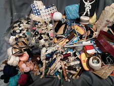 Konvolut alte Knöpfe Garne Nadeln Kurzwaren Nähzeug Handarbeit Nähen Stopfen usw