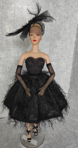 Tonner 2001 cygne noir - 2001, 16"