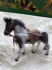 90er Jahre Pony samt Beflockt dunkelbraun Weiß Pferd Mit Sattel Und Trense 