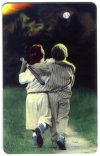 5u Zwei Jungen Angezogen IN Baseball Outfits Walking Mit Schläger Handy Karte