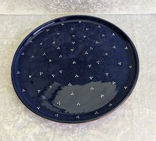 Servierteller ca.33cm. Blau mit weißen Punkten. Handgetöpfert