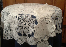 Konvolut Spitzen Tischdecke  Häkeldeckchen Zierdeckchen  Handarbeit