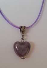 Silikonkette lila Anhänger mit Öse 4 cm Keramik Herz lila glänzend K 114