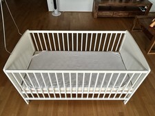 Babygitterbett 140x70 mit Matratze und Wasserdichtem Bezug Kinderbett