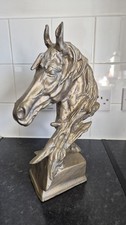 Große goldene Pferdekopf