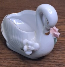 Kleiner Porzellan Übertopf Schwan weiß mit Blumen