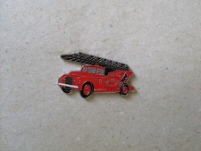 FEUERWEHR - Pin.     Motiv:   Nostalgischer US Feuerwehr-Leiterwagen