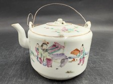 Porzellan Teekanne mit Figur Szene in polychrom bemalt und Stempel-China Antik