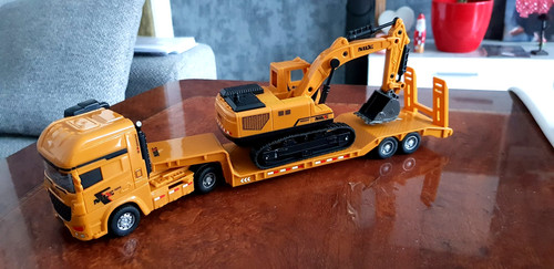 Lkw tieflader und - lkw, bagger
