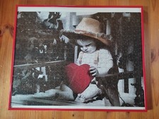 Bilderrahmen rot 51 x 40,2 cm Kunstoff mit Glasscheibe & Puzzle Mädchen mit Herz