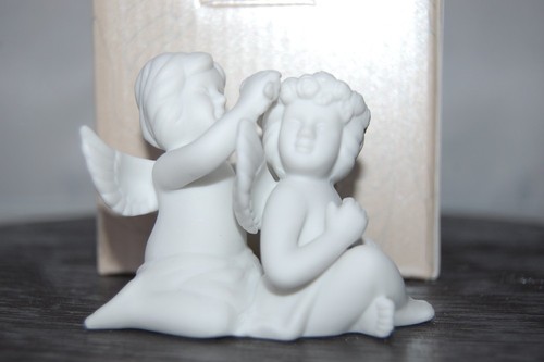 Engelpaar mit blumengirlande - mit,