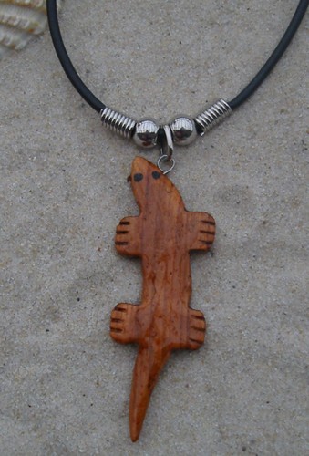 Gecko anhänger aus holz - gecko,