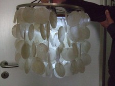 Nostalgischer Deckenlampenschirm aus Muschelplättchen.