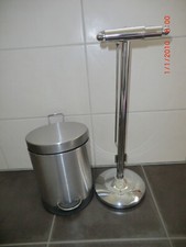 Toilettenpapierständer und kleiner Mülleimer