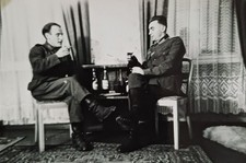 Zwei Soldaten trinken Wein