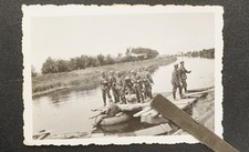 Foto Wk2 Panzerjäger Flandern Kanal Brücke Schlauchboot Floß England Helm Gewehr