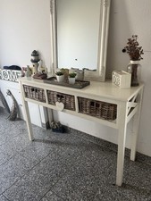 weiße Flurmöbel inklusive Spiegel