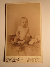 Frankfurt a. M. - Bockenheim - sitzendes kleines Kind - Baby mit Puppe / CDV