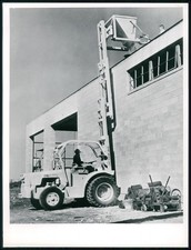 Foto 24x18cm - Gabelstapler hebt Betonelemente auf Baustelle - Tracto-Lift 1957